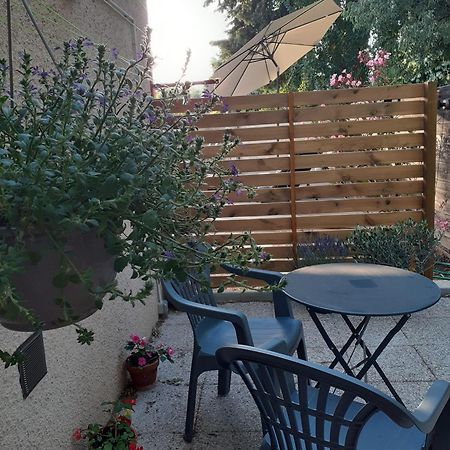 Hotel Location saisonnière avec piscine et terrasse au pied du luberon Lauris Esterno foto