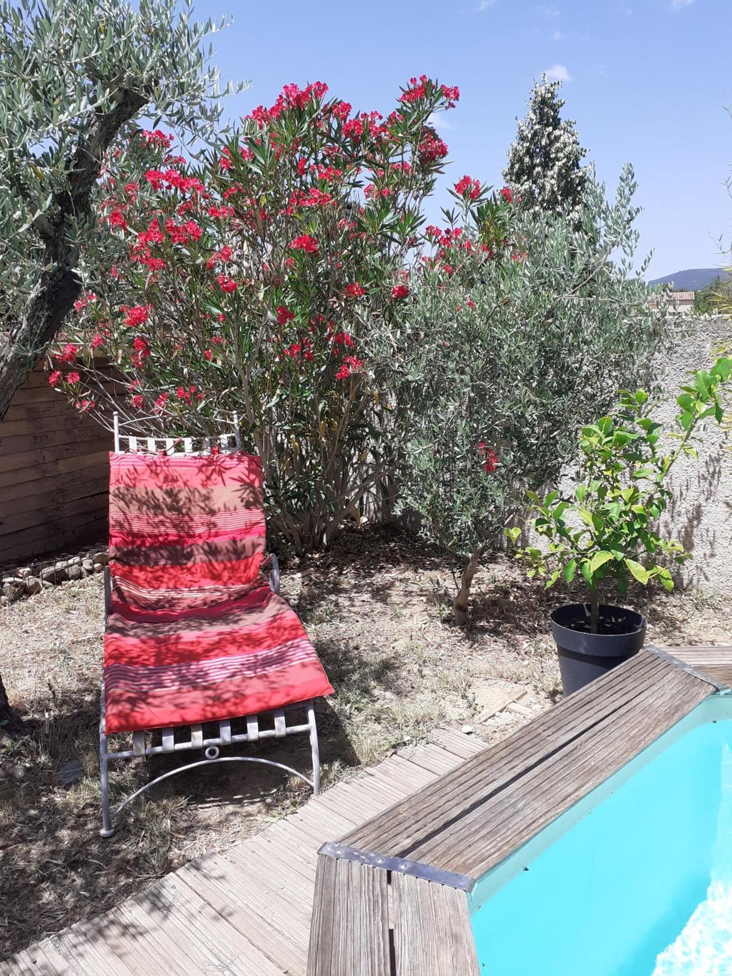 Hotel Location saisonnière avec piscine et terrasse au pied du luberon Lauris Esterno foto
